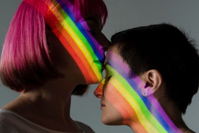 λεσβιακό ζευγάρι με το σήμα των ΛΟΑΤΚΙ