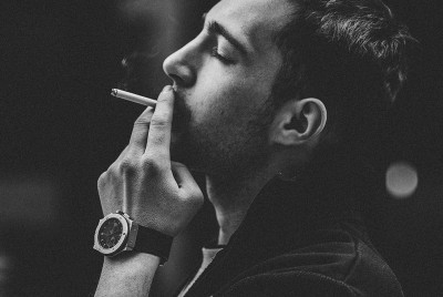άνδρας ανακαλύπτει τον ψυχολογικό μηχανισμό του καπνίσματος