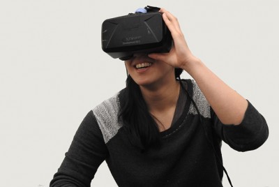 γυναίκα με φοράει εξοπλισμό εικονικής πραγματικότητας ως νέο θεραπευτικό εργαλείο για την εξ αποστάσεως φροντίδα της ψυχικής υγείας 