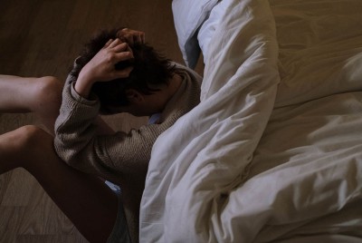 γυναίκα σκέφτεται τις 7 πιο σημαντικές επιπτώσεις της αϋπνίας στην ψυχική υγεία