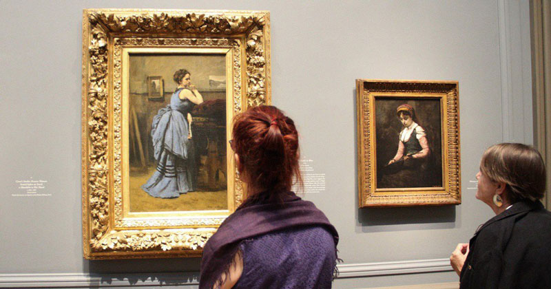 γυναίκες κοιτάζουν έργα τέχνης σε μουσείο