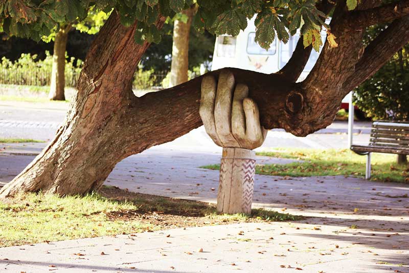 δέντρο υποστηρίζεται από ανθρώπινη κατασκευή που υποδεικνύει ότι πρέπει να βοηθήσουμε τους άλλους κατά τη διάρκεια της πανδημίας του κορωνοϊού