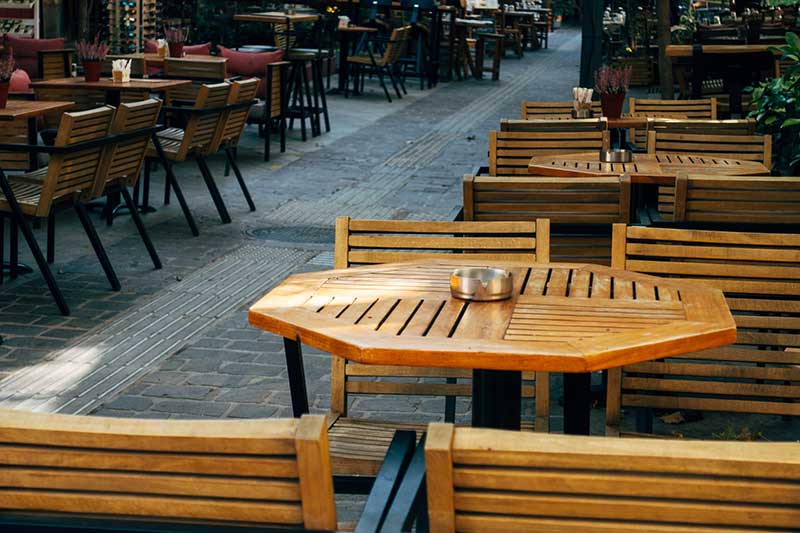 άδεια τραπέζια σε πλατεία στην Αθήνα
