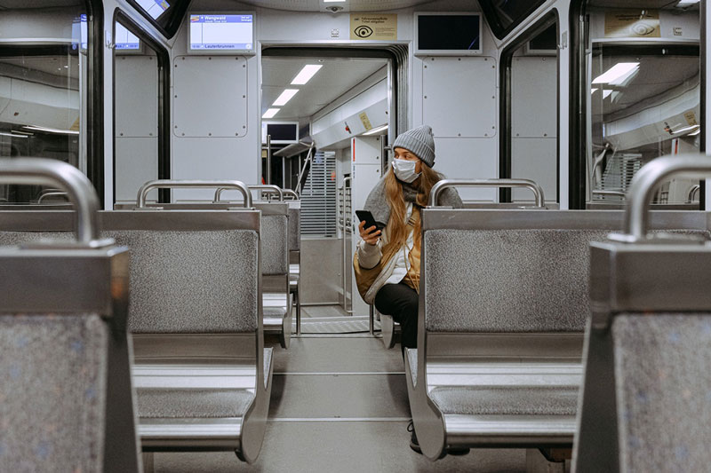 γυναίκα στο μετρό κατά τη διάρκεια της Ψυχολογικής πανδημίας COVID-19