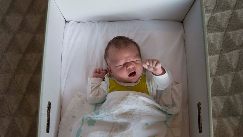 μωρό σε κούνια σε «Baby box»: στη Φινλανδία