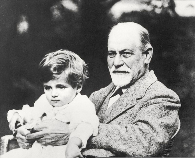 ο Freud κρατάει στην αγκαλιά του ένα αγοράκι