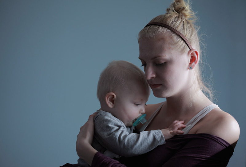 γυναίκα με βρέφος που εκτίθεται σε ενδοοικογενειακή βία έχει πιο αργή γνωστική ανάπτυξη