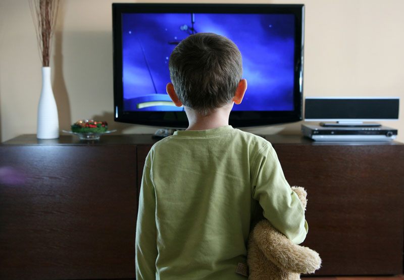 παιδί μπροστά από την τηλεόραση παρακολουθεί βία
