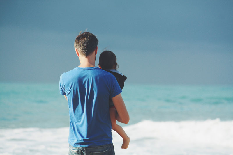 πατέρας με το παιδί του στην παραλία