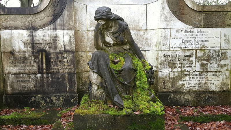 Ένα άγαλμα σε γυναικεία μορφή που είναι θλιμμένο και απεικονίζει το πένθος