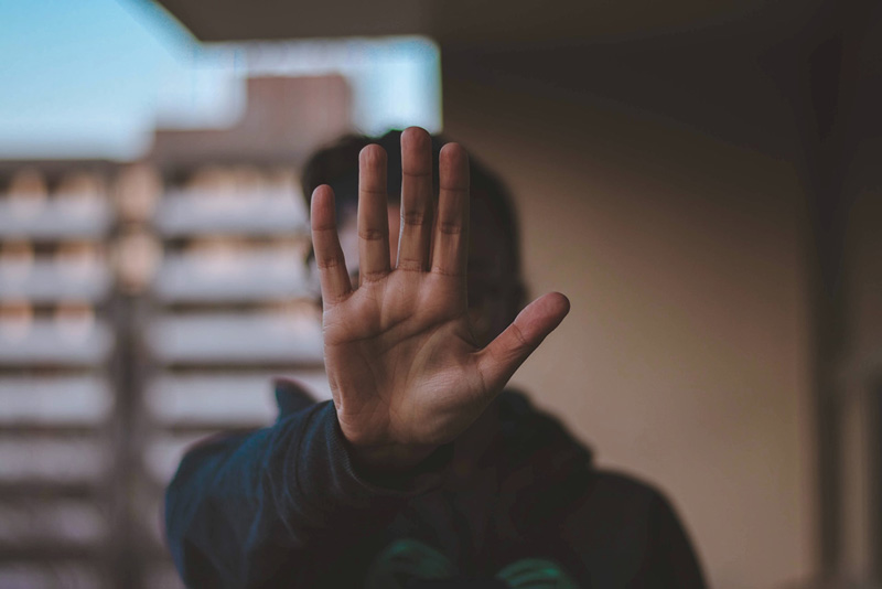 άντρας σηκώνει το χέρι ψηλά για Διακοπή Επαφής: την Ηθική της Συγχώνευσης 