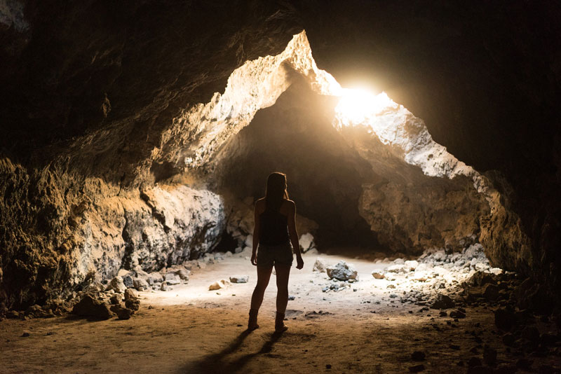 γυναίκα σε σπηλιά αντιμετωπίζει τον φόβο, τον εσωτερικό κριτή 