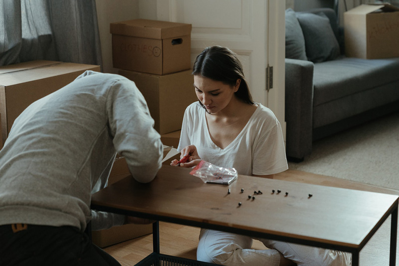 ζευγάρι βιώνει το «Φαινόμενο IKEA» και συναρμολογεί ένα τραπέζι