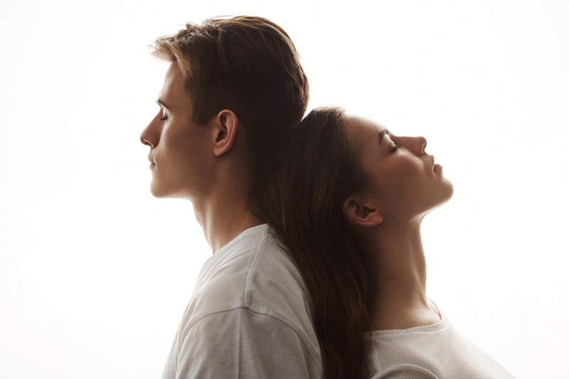 ζευγάρι ανακαλύπτει πως η σιωπή πνίγει την ανάσα της σχέσης