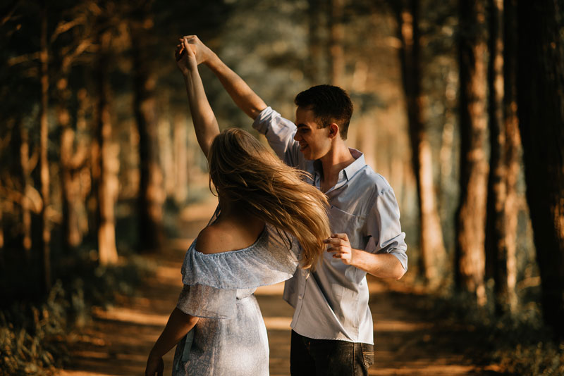 ζευγάρι που χορεύει μέσα στο δάσος