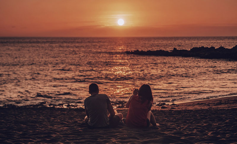 ζευγάρι στην παραλία γνωρίζει την ποιότητα της συντροφικής τους σχέσης και τους προστατευτικούς παράγοντες