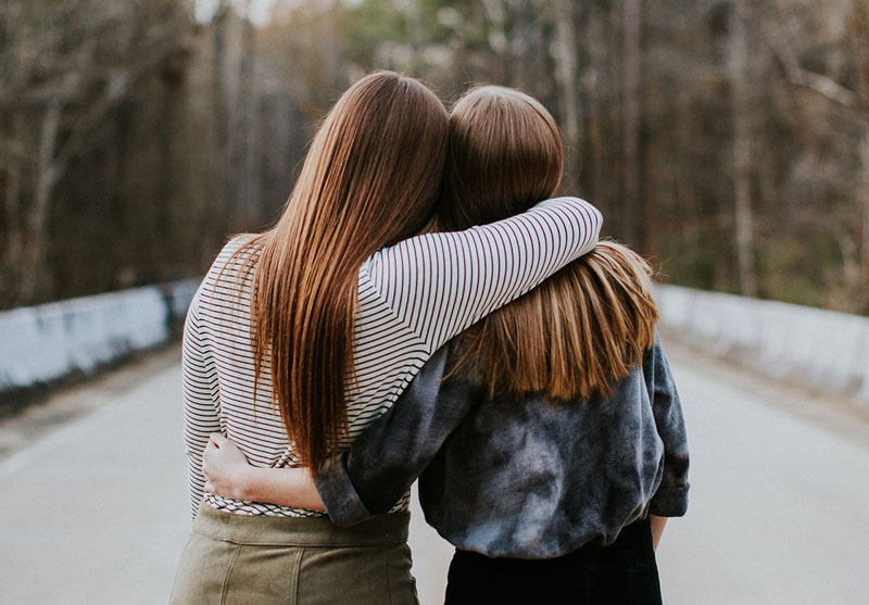 δύο γυναίκες αγκαλιάζονται με εμπιστοσύνη
