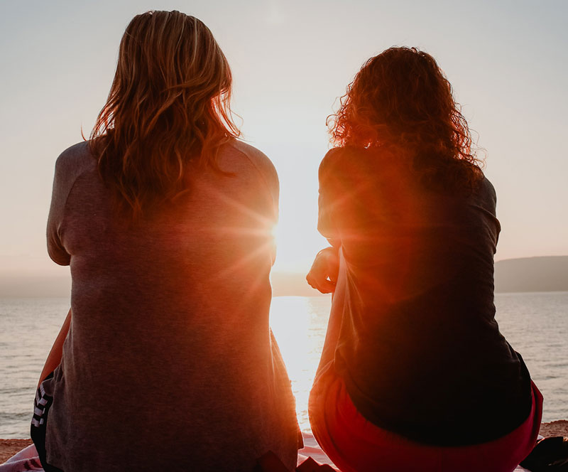 δύο γυναίκες αναρωτιούνται τι σημαίνει αληθινή φιλία