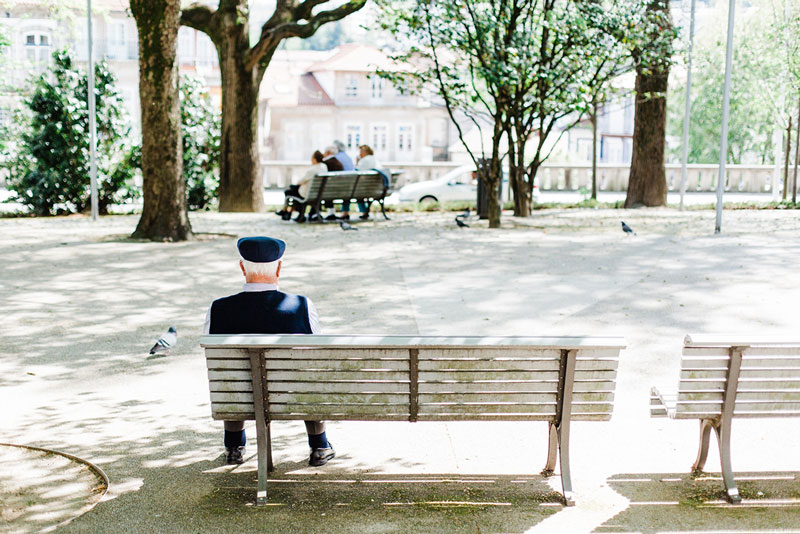 ηλικιωμένο άτομο βιώνει μοναξιά λόγω των δυσμενών συνθηκών ζωής κατά την παιδική ηλικία