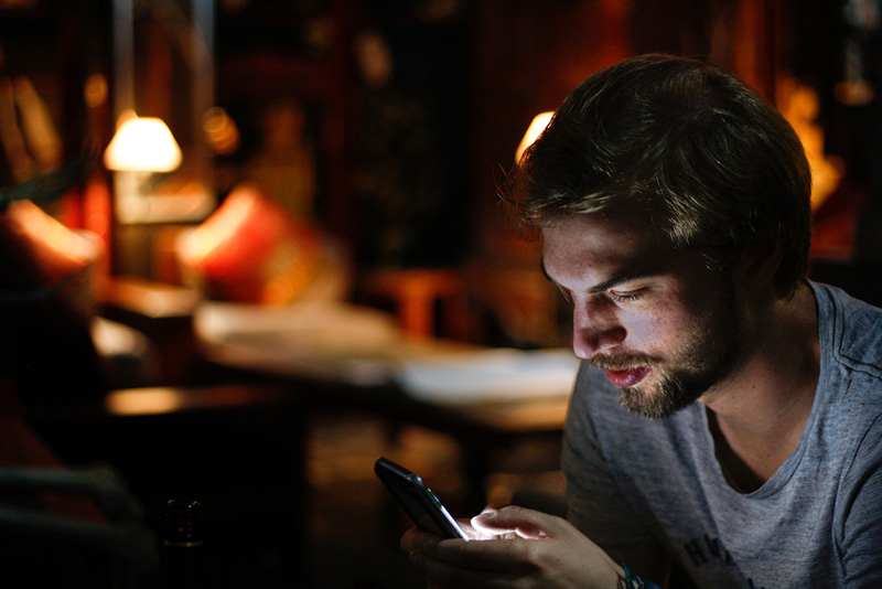 άνδρας χρησιμοποιεί νέα εφαρμογή smartphone που οδηγεί σε θετικές αλλαγές προσωπικότητας