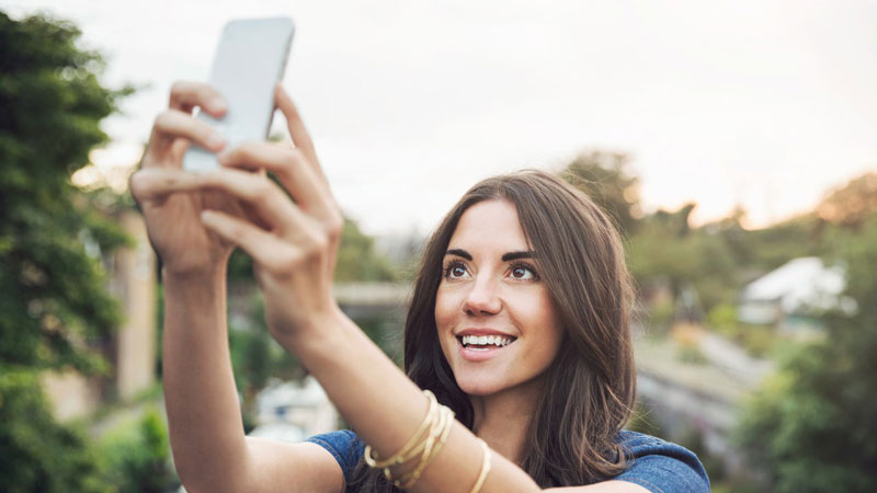 γυναίκα βγάζει Selfie σε ένα πάρκο