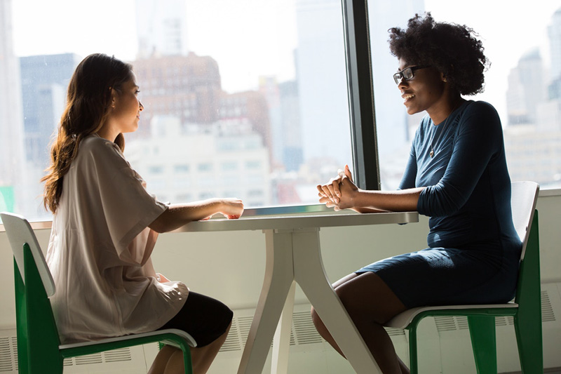 δύο γυναίκες συνομιλούν μοιράζονται σκέψεις για την εμπειρία των ψυχοθεραπευτών