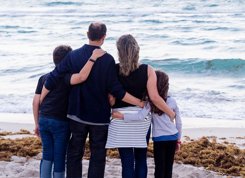 οικογένεια στην παραλία που έχει κάνει Οικογενειακή Θεραπεία