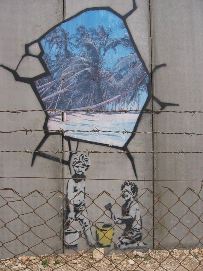 γκραφίτι που απεικονίζει δυο παιδιά να έχουν ζωγραφίσει μια εξωτική παραλία