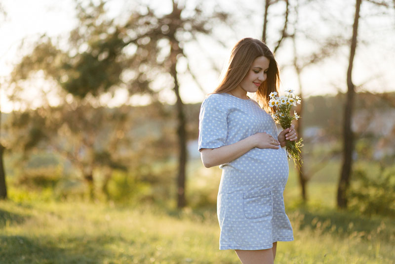 έγκυος γυναίκα στην εξοχή γνωρίζει ότι η εποχή της γέννησης δεν σχετίζεται με τον κίνδυνο ανάπτυξης άγχους ή κατάθλιψης