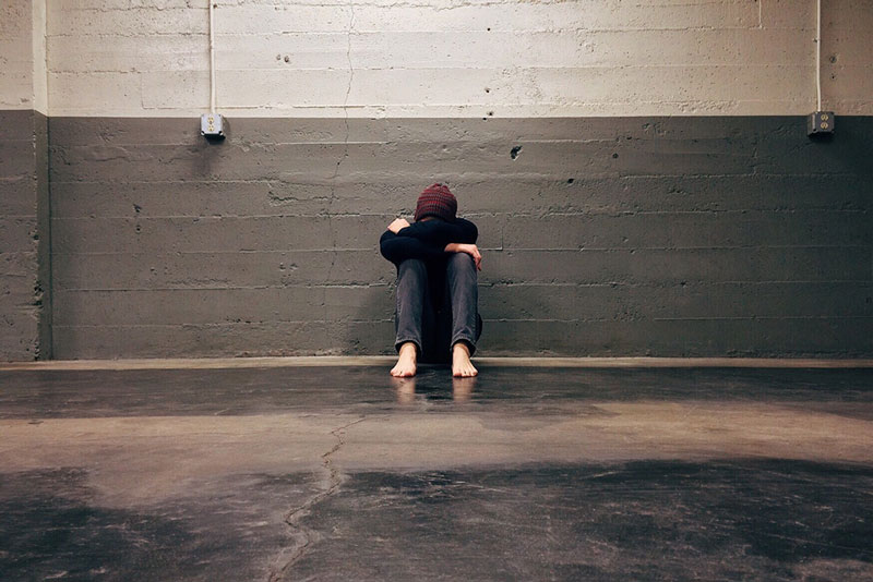άτομο με αυτοκτονικό ιδεασμό παίρνει κεταμίνη που μειώνει τη δριμύτητα της κατάθλιψης