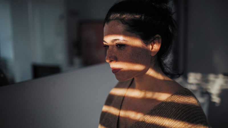 γυναίκα με κατάθλιψη και σκιές στο πρόσωπο