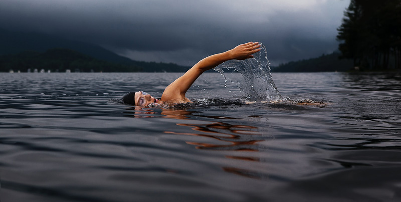άνθρωπος κολυμπάει σε κρύο νερό και επιβραδύνει την άνοια