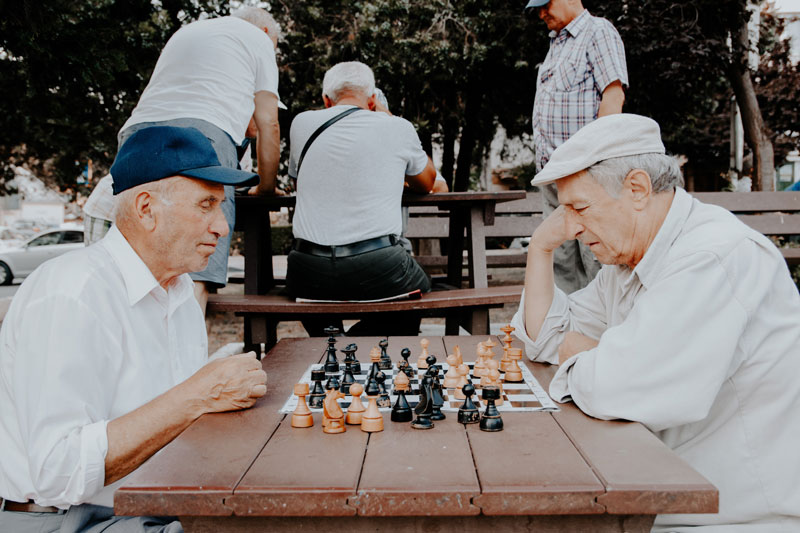 δύο ηλικιωμένοι παίζουν σκάκι στο πάρκο