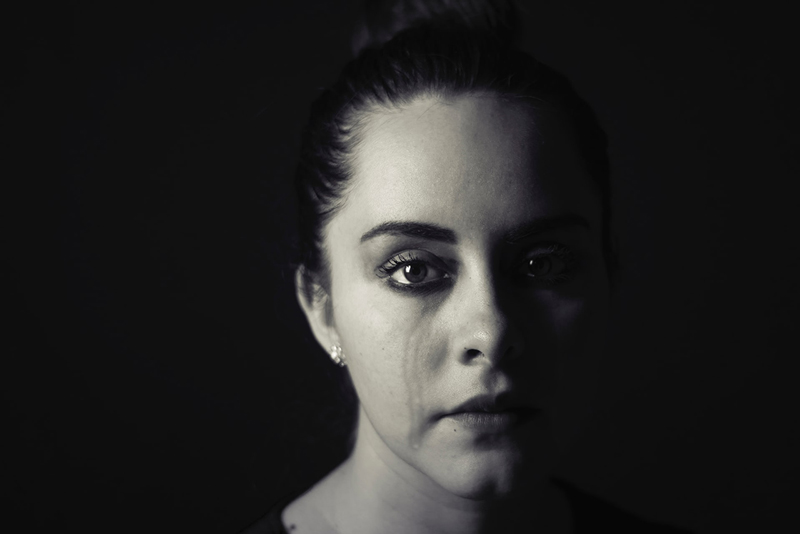 γυναίκα με δάκρυα θυμάται τη δικλείδα ασφαλείας του εγκεφάλου για τον τοξικό σύντροφο