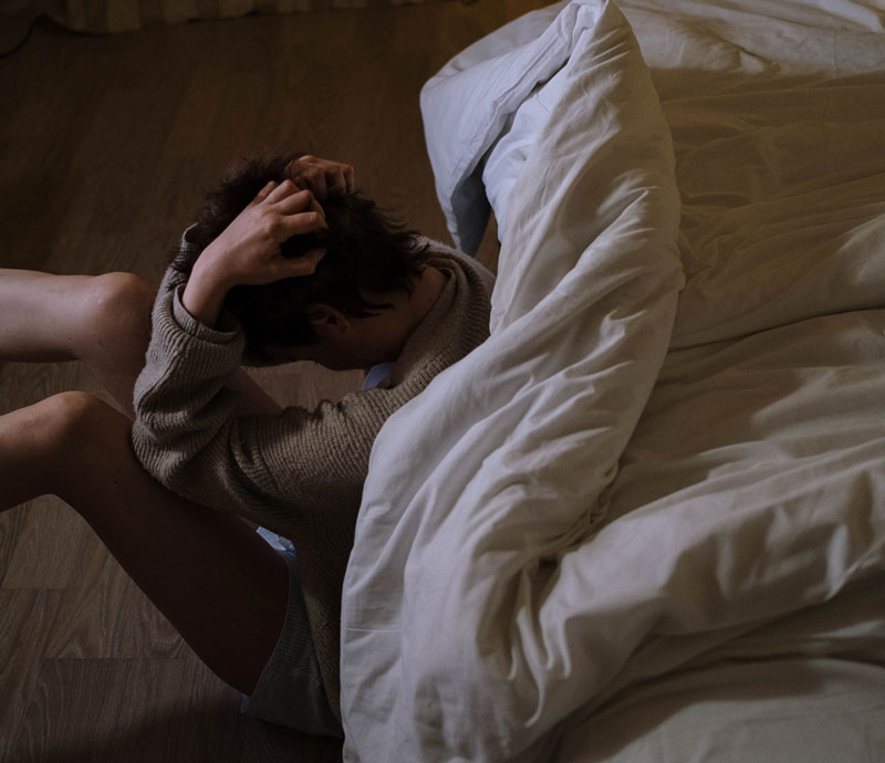γυναίκα σκέφτεται τις 7 πιο σημαντικές επιπτώσεις της αϋπνίας στην ψυχική υγεία