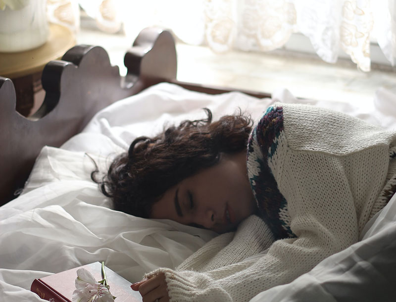 γυναίκα σκέφτεται την επιστήμη του μεσημεριανού ύπνου