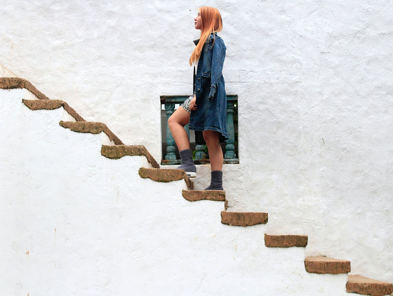 γυναίκα ανεβαίνει σκάλες και αναλαμβάνει ρίσκο για τη δημιουργικότητα