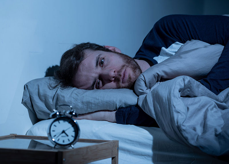 άνδρας σκέφτεται 5 παράδοξους τρόπους για να κοιμηθεί
