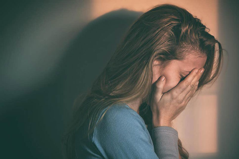 γυναίκα βιώνει άγχος μέσω της σύνδεσης με συγκεκριμένα εγκεφαλικά κύτταρα