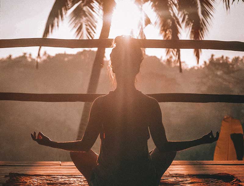 γυναίκα αναζητά θεραπεία για την διαχείριση του άγχους με Yoga 