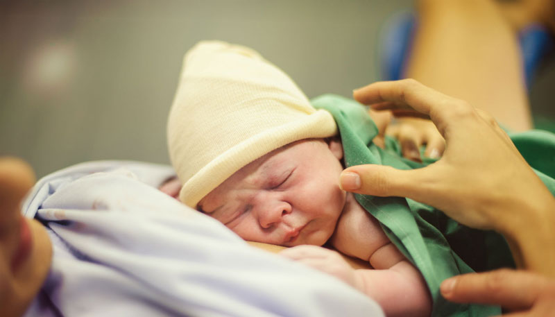 νεογέννητο μωράκι σε αίθουσα τοκετού