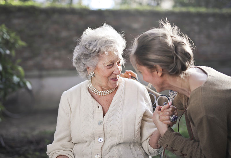 γυναίκα ενημερώνει μια ηλικιωμένη για τα 5 πράγματα που πρέπει να γνωρίζει για την άνοια