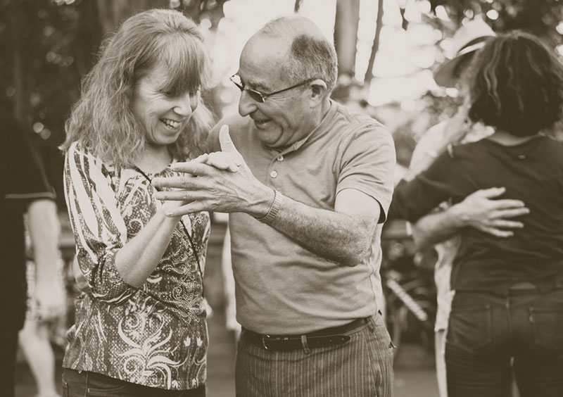 ηλικιωμένο ζευγάρι χορεύει σε ένα πάρκο