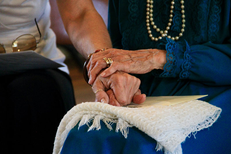 άτομο βοηθά ασθενή με Νόσο Alzheimer όταν χάνονται οι λέξεις