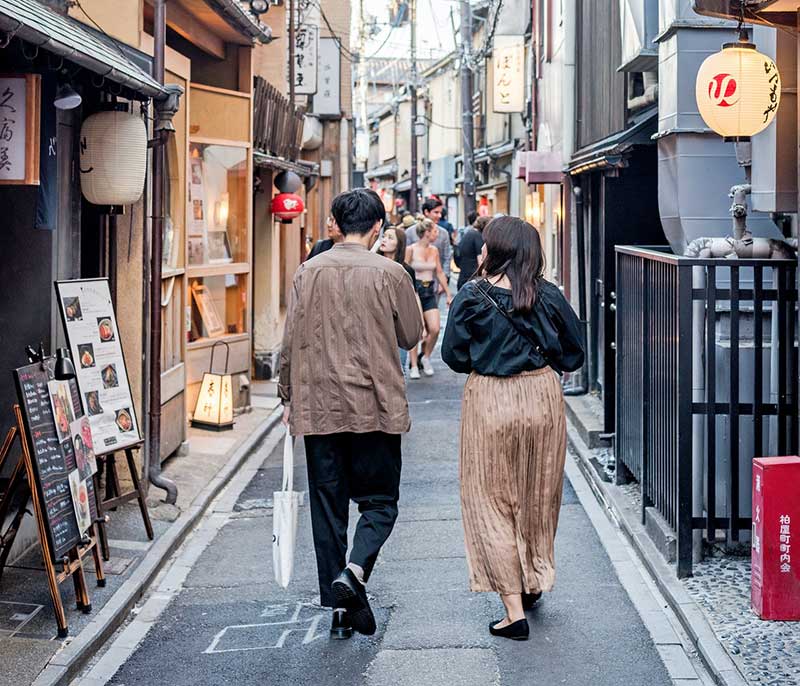 κάτοικοι κάνουν βόλτα στα στενά της Ιαπωνίας