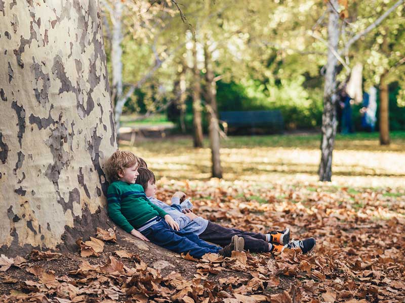 παιδιά με παιδικές φοβίες κάθονται κάτω από ένα δέντρο