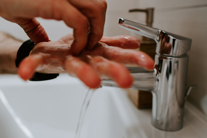 άτομο με Ιδεοψυχαναγκαστική Διαταραχή πλένει τα χέρια του