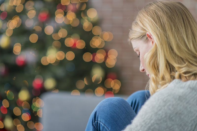 Το μήνυμα που χρειάζεται να ακούσεις αν παλεύεις με την κατάθλιψη τούτα τα Χριστούγεννα