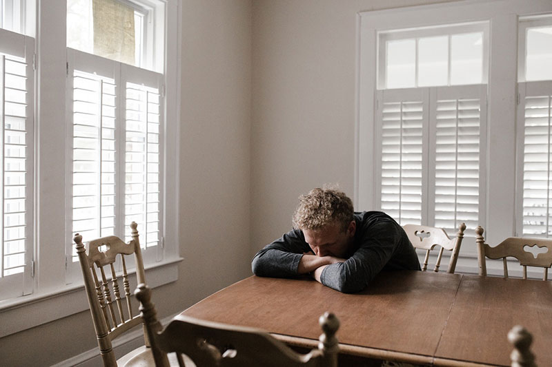 άνδρας στο σπίτι του σκέφτεται τις 11 δράσεις του υπουργείου Υγείας για την ψυχική υγεία