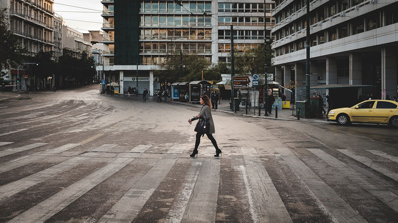 γυναίκα περπατάει στην Αθήνα ενώ υπάρχει αυξημένη χρήση ναρκωτικών και αντικαταθλιπτικών